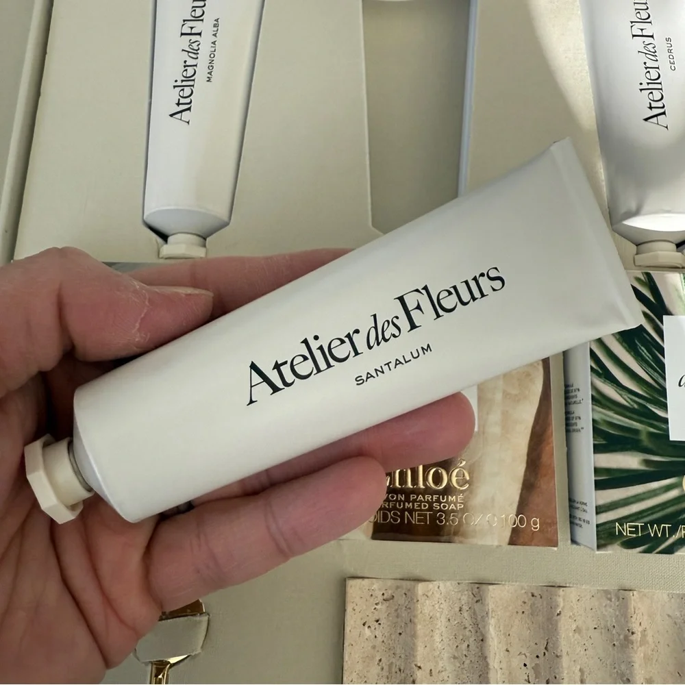 Chloé Atelier des Fleurs Book box set with 3 hand cream and extras brand new - Picture 13 of 16